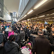 Folkmassor inne på Gullmarsplan station.