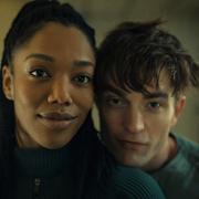 Naomi Ackie och Robert Pattinson i "Mickey 17".