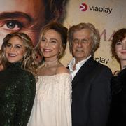 Tora Hallström, Lena Olin och Lasse Hallström (mitten) med anfdra i filmteamet anländer till premiären av filmen "Hilma" på biograf Rigoletto.