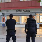 Poliser utanför brottsplatsen i går.