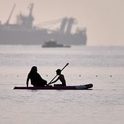 Fartyg och badare i Hormuzsundet, 1 juni 2026.