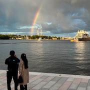 Ett par vid vattnet i Stockholm.