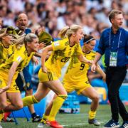 Spelarna och Peter Gerhardsson efter slutsignalen i bronsmatchen mot England.