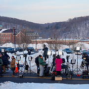 Hillary Clinton. Medieuppbådet i Chappaqua, delstaten New York, där förhöret hålls.