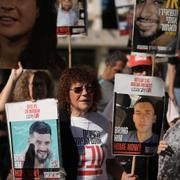 Familjemedlemmar till gisslan som protesterar i Jerusalem på tvåårsdagen.