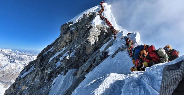 Människor köar på väg upp till Everests topp. HANDOUT / Project Possible