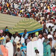 Människor köar för att rösta i Maiduguri. 