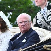 Drottning Silvia och kung Carl XVI Gustaf anländer med häst och vagn för att delta i firande av Sveriges nationaldag på Skansen 2024.