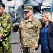 Magdalena Andersson och ÖB Micael Bydén på amerikanska USS Kearsarge