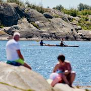 Sommarfirare på klipporna vid Saltholmen i Göteborg. Arkivbild.