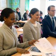 Arkivbild: Kronprinsessan Victoria och prins Daniel besöker en klass som studerar SFI, svenska för invandrare.