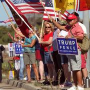 Trumpväljare demonstrerar i Oceanside, Kalifornien, 11 november, 2016.