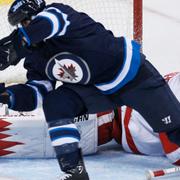 Winnipeg Jets Matt Halishchuk stoppas den här gången av Detroit Red Wings målvakt Jimmy Howard.