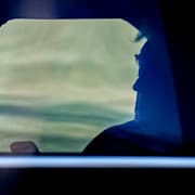 Trump med sin telefon.