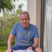 Bild från videoklippet som ryska UD publicerat på Telegram där Lavrov ses sittandes i shorts och t-shirt på en terrass på Bali och förbereder sig inför toppmötet.