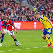 Arkivbild från 1 juni: Norges Marcus Holmgren Pedersen och Sveriges Daniel Svensson under en träningsmatch. 