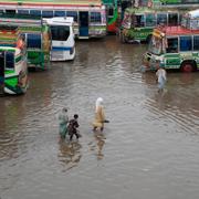 Översvämmad bussterminal i Lahore. 