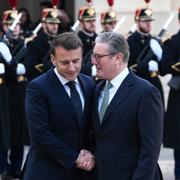 Macron och Starmer vid mötet i Paris 17 februari.