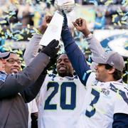 Seattle Seahawks ägare Paul Allen lyfter Vince Lombardi-trofén.