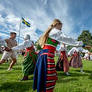 Midsommardans i byn Holen i somras.