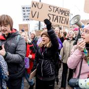 Greta Thunberg under den klimatdemonstration i Stockholm som den ungdomsledda organisationen Aurora gjorde inför inlämning av sin stämningsansökan mot staten för deras bristande klimatarbete.