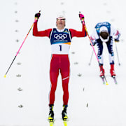 Johannes Høsflot Klæbo går i mål som segrare.