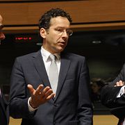 Anders Borg (th) samtalar med Spaniens finansminister Luis de Guindos Jurados (tv) och Nederländernas finansminister Jeroen Dijsselbloem (mitten).