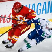 Vancouvers Nils Höglander och Calgarys Rasmus Andersson i nattens match