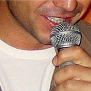 Till vänster. Genrebild på karaoke. Till höger: Vänsterpartiets valvaka.
