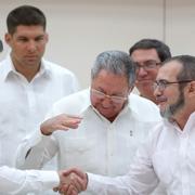 Kubas president Raul Castro (mitten), Colombias president Juan Manuel Santos (vänster) och Farc-ledaren Rodrigo Londoño (höger)