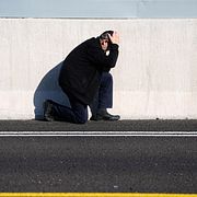 En man i Tel Aviv tar skydd när flyglarmet varnar för en inkommande iransk robot, 17 mars.