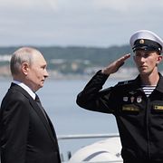 Rysslands ledare Vladimir Putin besöker sin flotta.