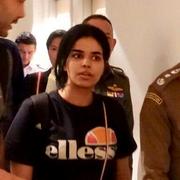 Rahaf Mohammed al-Qunun på Thailands flygplats. 