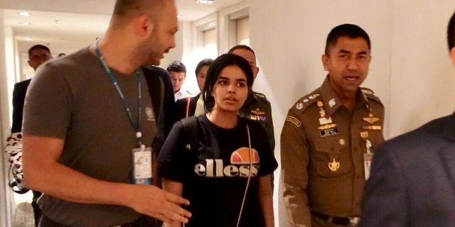Rahaf Mohammed al-Qunun på Thailands flygplats.  HANDOUT / TT NYHETSBYRÅN