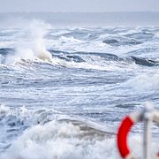 Höga vågor i Laholmsbukten vid Laxvik i Halland när stormen Dave härjar på påskdagen.