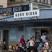 Korv Kiosken i Majorna till vänster och Korv Kiosken i Stockholm till höger.