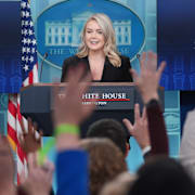 Karoline Leavitt på presskonferensen. 