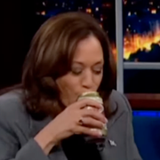 Kamala Harris med Whoopi Goldberg och de andra programledarna i The View, dricker öl hos Stephen Colbert