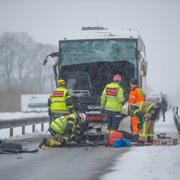 En buss har kört in i en annan bakifrån. Omkring 50 barn befinner sig på vardera buss. 