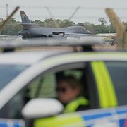 En polis utanför RAF Fairford.