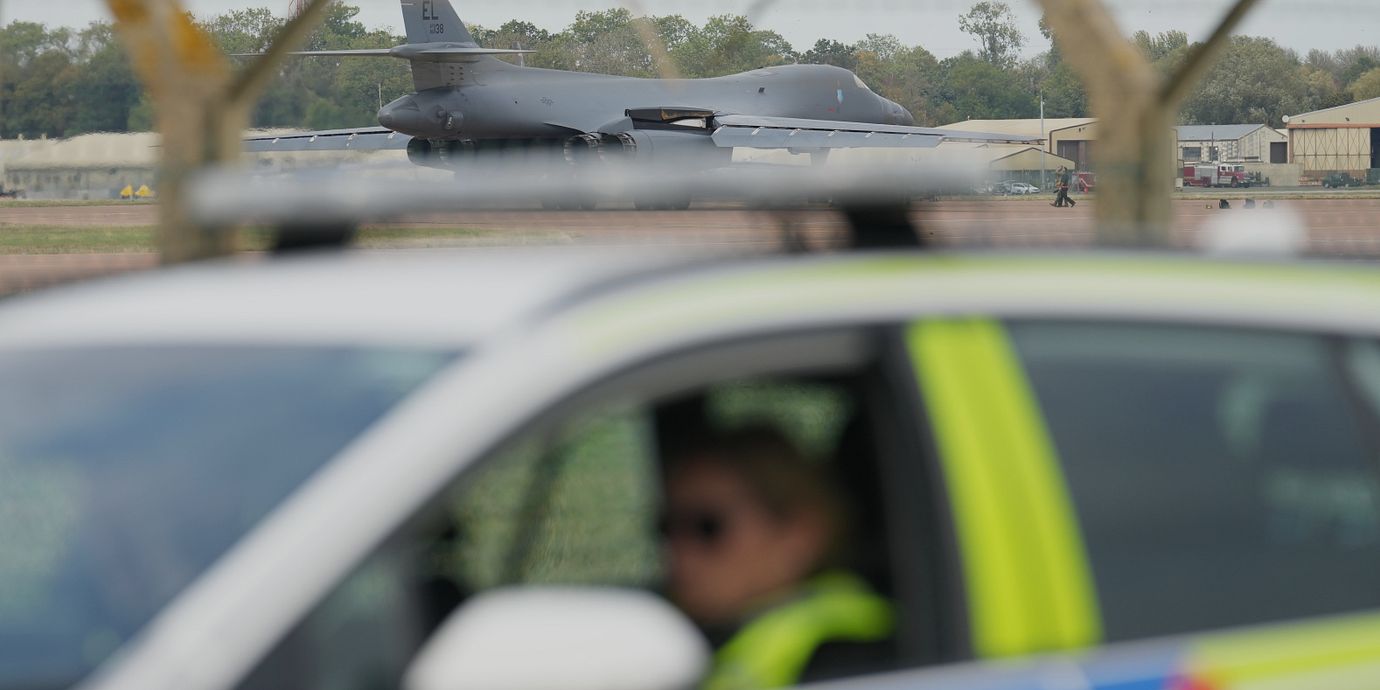 En polis utanför RAF Fairford.
