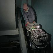 Arkivbild på mamman Yuliia Dolotova och hennes son efter ett strömavbrott i Kyjiv under förra vintern.