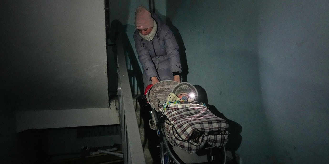 Arkivbild på mamman Yuliia Dolotova och hennes son efter ett strömavbrott i Kyjiv under förra vintern.