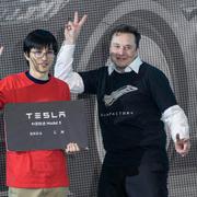 Teslas vd Elon Musk vid fabriken i Shanghai 