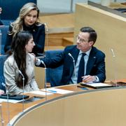 Statsminister Ulf Kristersson (M) och klimat- och miljöminister Romina Pourmokhtari (L) i riksdagen. Arkivbild. 