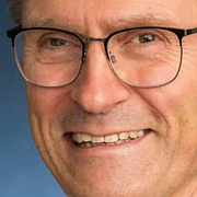 Simona Mohamsson. Till höger Jens Wennberg, ordförande för Liberalernas länsförbund i Västerbotten.