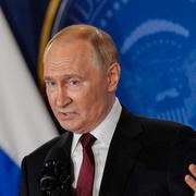 Rysslands Vladimir Putin under pressträffen med Donald Trump. 