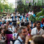 Människor på klubb i Stockholm. 