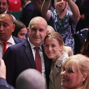 Rumen Radev med supportrar, 16 april. 