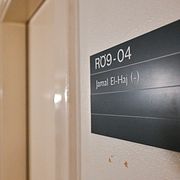Politiska  vildar har sina arbetsrum i en särskild korridor i riksdagen. På bilden syns tidigare socialdemokraten Jamal El-Hajs rum.